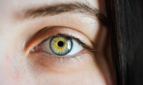 Quelles solutions naturelles pour se démaquiller les yeux ?