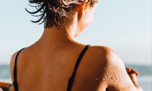 Gommage : l'astuce beauté pour prolonger le bronzage